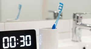 É correto escovar os dentes logo após as refeições